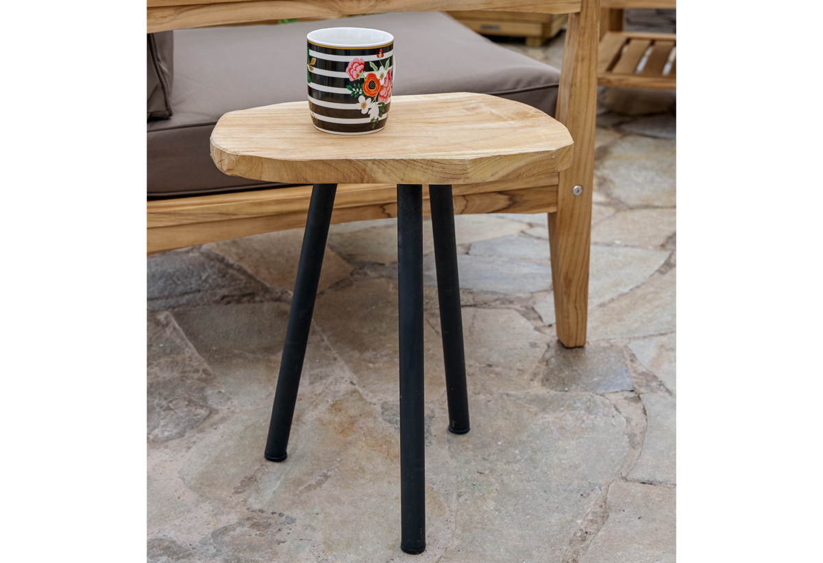 Απεικονίζεται το τραπεζάκι